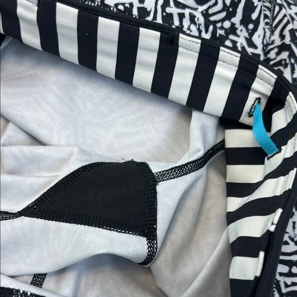 Stylish‎ Lululemon capri Black and White Patterned leggings - Picture 6 of 11
